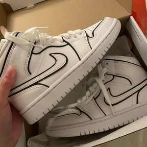 Jordan 1 mid iridescent